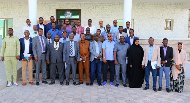 Image may contain: 11 people, people smiling, people standing