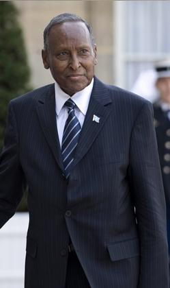 Somalia's President Abdullahi Yusuf Ahmed is welcomed by France's President Sarkozy in Paris